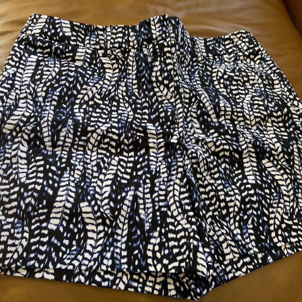 White House Black Market Womens size 4 shorts NWT